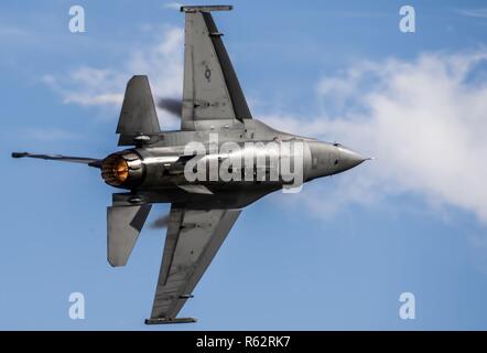 U.S. Air Force Le Major John "eaux de pluie", F-16 Viper et commandant de l'équipe de démonstration pilote, démontre les capacités d'un F-16CM Fighting Falcon, "Viper", lors d'une démonstration pratique chez Shaw Air Force Base, S.C., le 26 novembre 2018. Les eaux navigables en avion de chasse multi-rôle de manœuvres à haute vitesse tels que tours et monte à la verticale. Banque D'Images