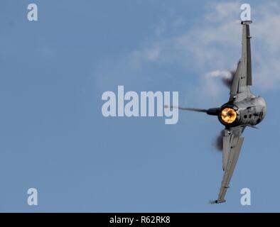 U.S. Air Force Le Major John "eaux de pluie", F-16 Viper et commandant de l'équipe de démonstration pilote, démontre les capacités d'un F-16CM Fighting Falcon, "Viper", lors d'une démonstration pratique chez Shaw Air Force Base, S.C., le 26 novembre 2018. Les eaux navigables en avion de chasse multi-rôle de manœuvres à haute vitesse tels que tours et monte à la verticale. Banque D'Images