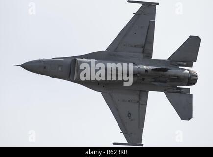 U.S. Air Force Le Major John "eaux de pluie", F-16 Viper et commandant de l'équipe de démonstration pilote, démontre les capacités d'un F-16CM Fighting Falcon, "Viper", lors d'une démonstration pratique chez Shaw Air Force Base, S.C., le 26 novembre 2018. Les eaux navigables en avion de chasse multi-rôle de manœuvres à haute vitesse tels que tours et monte à la verticale. Banque D'Images