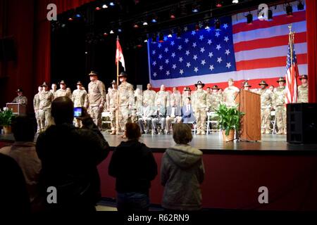 Les soldats de la Garde nationale d'armée de la Géorgie de la troupe de Cedartown, une cavalerie 108e au garde à vous au cours de la communauté envoyez-off cérémonie à l'Cedartown Performing Arts Centre 26 nov. En 2018. Une troupe, et d'autres unités de la Garde nationale de Géorgie's 48th Infantry Brigade Combat Team sont à l'étape finale de la préparation de leur déploiement en Afghanistan. Banque D'Images