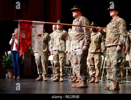 Mme Colleetoe Sanders effectue l'hymne national au cours de la communauté envoyez-off cérémonie à l'Cedartown Performing Arts Center pour les soldats de la troupe de Cedartown A, 108ème cavalerie 26 nov. En 2018. Une troupe, et d'autres unités de la Garde nationale de Géorgie's 48th Infantry Brigade Combat Team sont à l'étape finale de la préparation de leur déploiement en Afghanistan. Banque D'Images