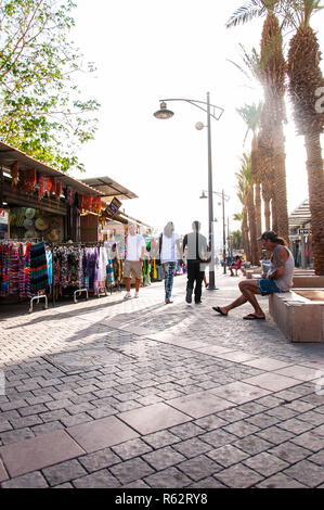 Eilat, Israël - 13 mai 2012 : promenade de bord de mer confortable plein de petites boutiques touristiques, des bars et des attractions à Eilat, Mer Rouge, Israël. Banque D'Images