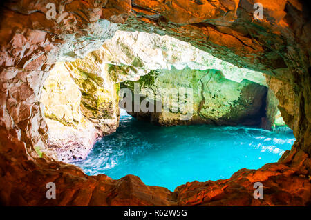Grotte ronde naturelle étonnante fenêtre ressemble faite par le pouvoir de la nature des eaux de la Mer Méditerranée Banque D'Images