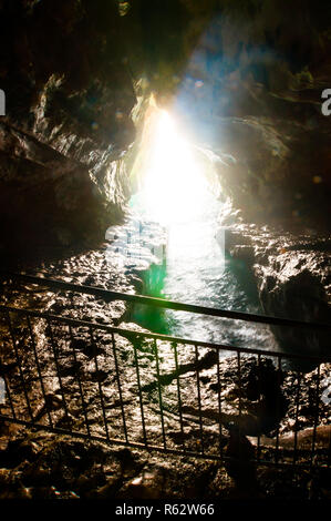 Ronde naturelle étonnante grotte dans les falaises du parc national Rosh Hanikra se présente comme entrée principale de la montagne faite par le pouvoir de la nature de la Mediterran Banque D'Images