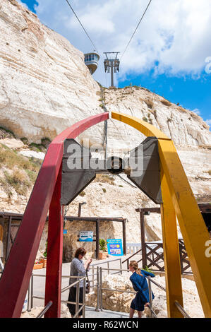 Rosh Hanikra, Israël - 20 mai 2012 : jaune rouge funiculaire téléphérique route touristique de levage vers le haut et vers le bas dans Rosh Hanikra falaises blanches montagnes Banque D'Images