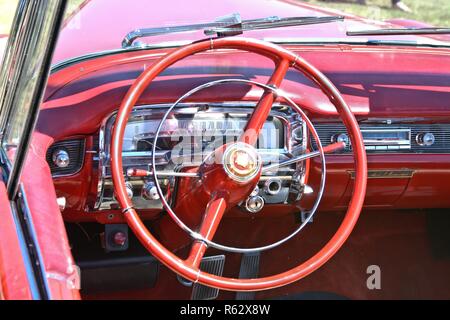 Jubek, Deutschland. 1er juillet 2018. Une Cadillac Eldorado Convertible, construit en 1954. Détail de l'intérieur d'une voiture ancienne réunion à Jubek. Utilisation dans le monde entier | Credit : dpa/Alamy Live News Banque D'Images