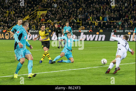 Dortmund, Allemagne. 06Th Nov, 2018. Robin KOCH (FR), Christian GUENTER (Gunter, FR), Manuel SABINE MÜLLER (FR), Alexander gardien SCHWOLOW (FR), action, football 1.Bundesliga. Paco Alcacer do (NE) L'objectif à 2 contre 0 : de gauche à droite, 13.journée, Borussia Dortmund (NE) - Fribourg (FR), le 01.12.2018 à Dortmund/Allemagne. # #  DFL règlement interdit toute utilisation des photographies comme des séquences d'images et/ou quasi-vidéo # #  | Conditions de crédit dans le monde entier : dpa/Alamy Live News Banque D'Images