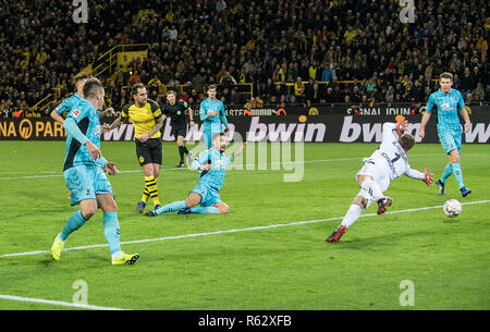 Dortmund, Allemagne. 06Th Nov, 2018. Paco Alcacer do (NE) L'objectif de 2 : 0, et de gauche à droite Christian GUENTER (Gunter, FR), Manuel SABINE MÜLLER (FR), Alexander gardien SCHWOLOW (FR), action, football 1.Bundesliga, 13.journée, Borussia Dortmund (NE) - Fribourg (FR), le 01.12.2018 à Dortmund/Allemagne. # #  DFL règlement interdit toute utilisation des photographies comme des séquences d'images et/ou quasi-vidéo # #  | Conditions de crédit dans le monde entier : dpa/Alamy Live News Banque D'Images