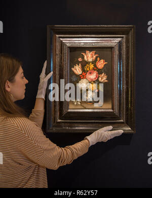 Bonhams, New Bond Street, London, UK. 3 décembre 2018. Bonhams Old Masters, l'aperçu de droit : vase en porcelaine d'une holding a bouquet floral d'Ambrosius Bosschaert l'ancien (1573-1621). Elle a été datée de 1609/10 par le principal spécialiste en néerlandais et flamand 17e siècle peindre encore, le Dr Fred Meijer. C'est le Dr Meijer qui, en 2001, pour la première fois la peinture comme le travail de Bosschaert l'Aîné. Estimation : € 400,000-600,000. La vente a lieu le 5 décembre 2018. Credit : Malcolm Park/Alamy Live News. Banque D'Images