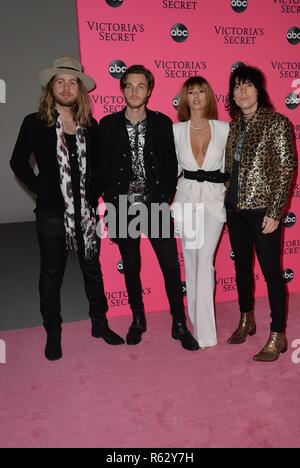 Le framework Struts, Jed Elliott, Adam Slack, Luc Spiller aux arrivées de Victoria's Secret Fashion Show Viewing Party, Spring Studios, New York, NY 2 décembre 2018. Photo par : Kristin Callahan/Everett Collection Banque D'Images