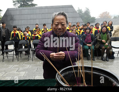 (181203) -- SHANGHAI, le 3 décembre 2018 (Xinhua) -- de survivant le massacre de Nanjing Shi Xiuying, 92, rend hommage aux victimes du massacre de Nanjing durant des activités de commémoration, à Nanjing, capitale de la province de Jiangsu, Chine orientale, le 3 décembre 2018. Le massacre de Nanjing a eu lieu lorsque les troupes japonaises ont pris la ville le 13 décembre, 1937. Plus de six semaines, ils ont tué 300 000 civils chinois et soldats sans armes. En février 2014, l'assemblée législative de la Chine haut désigné le 13 décembre comme le Jour commémoratif national pour les victimes de la massacre de Nanjing. À partir de lundi, les membres de la famille des victimes a commencé a s Banque D'Images