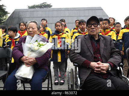 (181203) -- SHANGHAI, le 3 décembre 2018 (Xinhua) -- les survivants du massacre de Nanjing Yu (Changxiang R, avant) et Shi Xiuying (L'avant), assister à des activités de commémoration pour les victimes de Nanjing massacre par les envahisseurs japonais à Nanjing, capitale de la province de Jiangsu, Chine orientale, le 3 décembre 2018. Le massacre de Nanjing a eu lieu lorsque les troupes japonaises ont pris la ville le 13 décembre, 1937. Plus de six semaines, ils ont tué 300 000 civils chinois et soldats sans armes. En février 2014, l'assemblée législative de la Chine haut désigné le 13 décembre comme le Jour commémoratif national pour les victimes de la massacre de Nanjing. À partir de lundi Banque D'Images