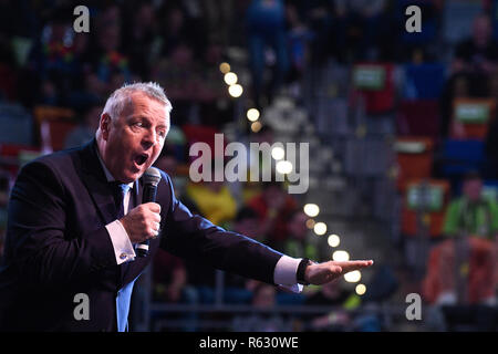 Prague, République tchèque. 30Th Nov, 2018. Maître de cérémonie PDC John McDonald introduit les joueurs à la Prague rebelles fléchettes Masters à Prague, en République tchèque, le vendredi 30 novembre, 2018. Credit : Michal Kamaryt/CTK Photo/Alamy Live News Banque D'Images