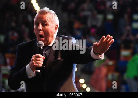 Prague, République tchèque. 30Th Nov, 2018. Maître de cérémonie PDC John McDonald introduit les joueurs à la Prague rebelles fléchettes Masters à Prague, en République tchèque, le vendredi 30 novembre, 2018. Credit : Michal Kamaryt/CTK Photo/Alamy Live News Banque D'Images