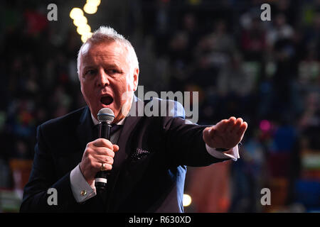 Prague, République tchèque. 30Th Nov, 2018. Maître de cérémonie PDC John McDonald introduit les joueurs à la Prague rebelles fléchettes Masters à Prague, en République tchèque, le vendredi 30 novembre, 2018. Credit : Michal Kamaryt/CTK Photo/Alamy Live News Banque D'Images