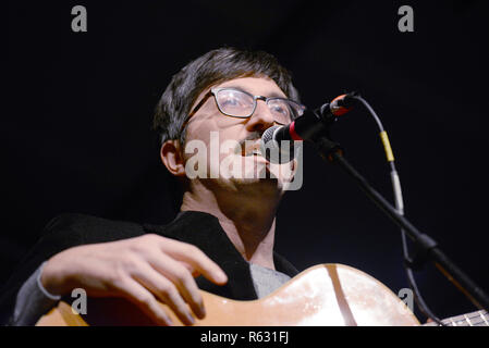 ROME, Largo, lieu de l'homme vers l'avenir la manifestation d'Amnesty International pour célébrer le 70e anniversaire de la déclaration des droits de l'homme. Dans l'image le chanteur-compositeur Ivan Talarico. Banque D'Images