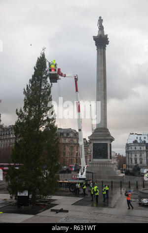 Londres, Royaume-Uni. 19Th Mar 2018. Les travailleurs sur grue place l'étoile sur le dessus de l'arbre de Noël géant Norwgian pin qui a été érigée à Trafalgar Square. L'arbre de Noël a été un don annuel à partir de la Norvège à la Grande-Bretagne depuis 1947 comme une reconnaissance par la Norvège pour l'amitié et l'aide à la Grande Bretagne la seconde guerre mondiale : Crédit amer ghazzal/Alamy Live News Banque D'Images