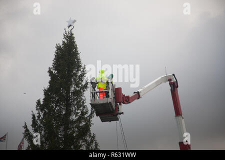 Londres, Royaume-Uni. 19Th Mar 2018. Les travailleurs sur grue place l'étoile sur le dessus de l'arbre de Noël géant Norwgian pin qui a été érigée à Trafalgar Square. L'arbre de Noël a été un don annuel à partir de la Norvège à la Grande-Bretagne depuis 1947 comme une reconnaissance par la Norvège pour l'amitié et l'aide à la Grande Bretagne la seconde guerre mondiale : Crédit amer ghazzal/Alamy Live News Banque D'Images