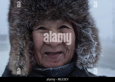 (181203) -- YAKUTSK, le 3 décembre 2018 (Xinhua) -- un citoyen est perçu à Iakoutsk de la République de Sakha, en Russie, Dec, 1, 2018. Iakoutsk a une réputation d'extrême froid avec une température moyenne annuelle de -8,8 degrés Celsius. La température est le plus faible enregistré -64.4 degrés Celsius. (Xinhua/Wu Zhuang)(MP) Banque D'Images