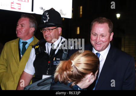 Londres, Royaume-Uni. 3 Décembre, 2018. Mike Ashley, le fondateur de Sports Direct et propriétaire de Newcastle United Football Club, les promenades le long de Whitehall après avoir témoigné à la Chambre des communes Comité Collectivités pour son enquête sur l'avenir de la high street. Les dirigeants de Marks et Spencer, Nando's et New Look a également témoigné. Credit : Mark Kerrison/Alamy Live News Banque D'Images