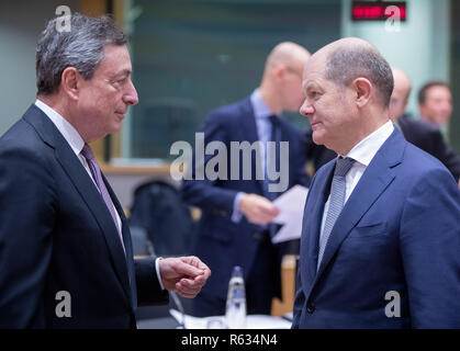 Bruxelles, Belgique. 19Th Mar, 2018. Président de la Banque centrale européenne Mario Draghi (L) parle avec Olaf Scholz, Ministre allemand des Finances, lors d'une réunion des ministres des Finances de l'Eurogroupe à Bruxelles, Belgique, le 3 décembre 2018. Credit : Thierry Monasse/Xinhua/Alamy Live News Banque D'Images