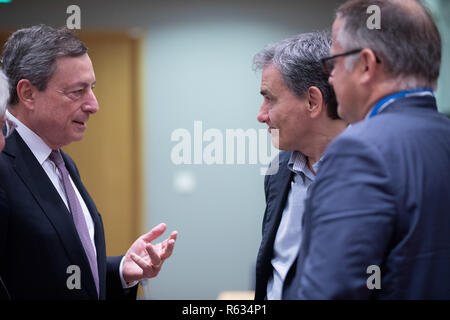 Bruxelles, Belgique. 19Th Mar, 2018. Président de la Banque centrale européenne Mario Draghi (L) des entretiens avec le Ministre grec des Finances d'Euclid Tsakalotos (C) au cours d'une réunion des ministres des Finances de l'Eurogroupe à Bruxelles, Belgique, le 3 décembre 2018. Credit : Thierry Monasse/Xinhua/Alamy Live News Banque D'Images