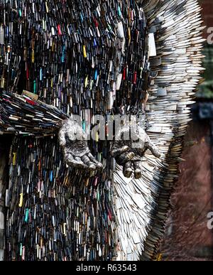 Liverpool, Royaume-Uni 3 décembre 2018 Ange couteau sur show à la cathédrale de Liverpool. La sculpture est faite de 100 000 couteaux remis aux autorités Ian crédit Fairbrother/Alamy Live News Banque D'Images