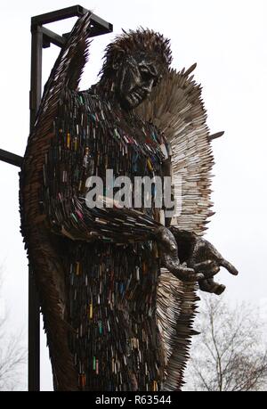 Liverpool, Royaume-Uni 3 décembre 2018 Ange couteau sur show à la cathédrale de Liverpool. La sculpture est faite de 100 000 couteaux remis aux autorités Ian crédit Fairbrother/Alamy Live News Banque D'Images