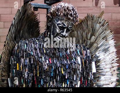 Liverpool, Royaume-Uni 3 décembre 2018 Ange couteau sur show à la cathédrale de Liverpool. La sculpture est faite de 100 000 couteaux remis aux autorités Ian crédit Fairbrother/Alamy Live News Banque D'Images