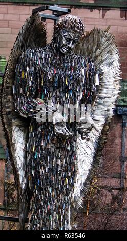 Liverpool, Royaume-Uni 3 décembre 2018 Ange couteau sur show à la cathédrale de Liverpool. La sculpture est faite de 100 000 couteaux remis aux autorités Ian crédit Fairbrother/Alamy Live News Banque D'Images