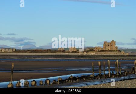 L'île de Walney Cumbria UK. 3 décembre 2018. Météo britannique. L'après-midi froide et claire de Walney Island. Vue vers l'île de Piel Piel et château sur la côte de Cumbria UK. C.Crédit Hall / Alamy Live News. Banque D'Images