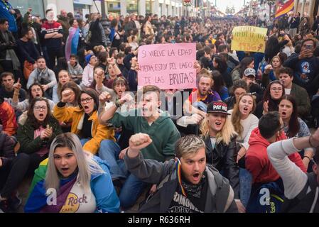 Malaga, Malaga, Espagne. 19Th Mar, 2018. Des gens assis sur la rue comme ils crier des slogans lors d'une manifestation anti-fasciste sous le slogan ''Andalousie n'est pas place pour le fascisme'', contre la montée de l'extrême droite en politique en Andalousie. Un jour après les élections régionales en Andalousie, marquée par l'entrée du parti d'extrême droite de l'aile à la vox andalousie Parlement et la montée de partis de droite, la société civile, ont été appelés par les fronts populaires de prendre la rue pour protester contre la politique fasciste de l'extrême droite. Credit : Jésus Merida/SOPA Images/ZUMA/Alamy Fil Live News Banque D'Images