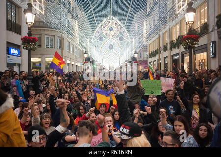 Malaga, Malaga, Espagne. 19Th Mar, 2018. Les manifestants avec des drapeaux républicains de prendre part à une manifestation anti-fasciste sous le slogan ''Andalousie n'est pas place pour le fascisme'', contre la montée de l'extrême droite en politique en Andalousie. Un jour après les élections régionales en Andalousie, marquée par l'entrée du parti d'extrême droite de l'aile à la vox andalousie Parlement et la montée de partis de droite, la société civile, ont été appelés par les fronts populaires de prendre la rue pour protester contre la politique fasciste de l'extrême droite. Credit : Jésus Merida/SOPA Images/ZUMA/Alamy Fil Live News Banque D'Images