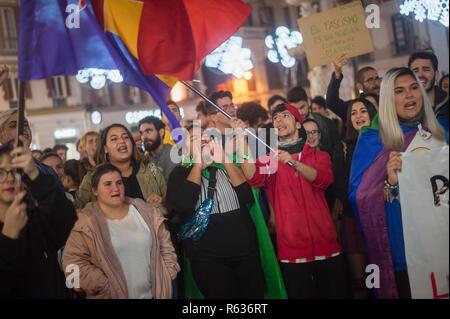 Malaga, Malaga, Espagne. 19Th Mar, 2018. Les gens criant des slogans et brandissant des drapeaux qu'ils prennent part à une manifestation anti-fasciste sous le slogan ''Andalousie n'est pas place pour le fascisme'', contre la montée de l'extrême droite en politique en Andalousie. Un jour après les élections régionales en Andalousie, marquée par l'entrée du parti d'extrême droite de l'aile à la vox andalousie Parlement et la montée de partis de droite, la société civile, ont été appelés par les fronts populaires de prendre la rue pour protester contre la politique fasciste de l'extrême droite. Credit : Jésus Merida/SOPA Images/ZUMA/Alamy Fil Live News Banque D'Images