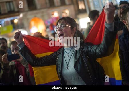 Malaga, Malaga, Espagne. 19Th Mar, 2018. Un manifestant couverts par un drapeau républicain crie des slogans comme elle prend part à une manifestation anti-fasciste sous le slogan ''Andalousie n'est pas place pour le fascisme'', contre la montée de l'extrême droite en politique en Andalousie. Un jour après les élections régionales en Andalousie, marquée par l'entrée du parti d'extrême droite de l'aile à la vox andalousie Parlement et la montée de partis de droite, la société civile, ont été appelés par les fronts populaires de prendre la rue pour protester contre la politique fasciste de l'extrême droite. (Crédit Image : © Jésus Merida/SOPA Images Banque D'Images