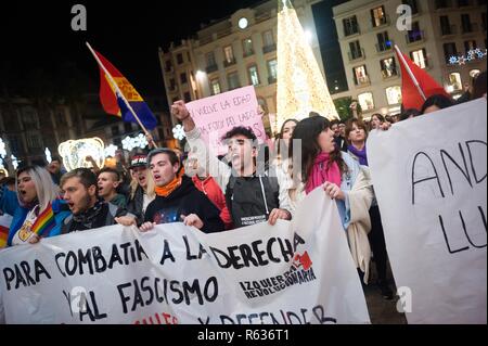 Malaga, Malaga, Espagne. 19Th Mar, 2018. Les gens criant des slogans qu'ils prennent part à une manifestation anti-fasciste sous le slogan ''Andalousie n'est pas place pour le fascisme'', contre la montée de l'extrême droite en politique en Andalousie. Un jour après les élections régionales en Andalousie, marquée par l'entrée du parti d'extrême droite de l'aile à la vox andalousie Parlement et la montée de partis de droite, la société civile, ont été appelés par les fronts populaires de prendre la rue pour protester contre la politique fasciste de l'extrême droite. Credit : Jésus Merida/SOPA Images/ZUMA/Alamy Fil Live News Banque D'Images