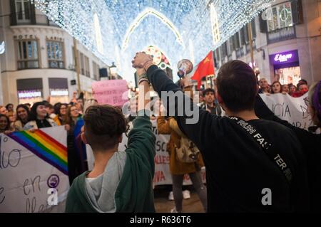 Malaga, Malaga, Espagne. 19Th Mar, 2018. Deux manifestants monte united les coups de poing lors d'une manifestation anti-fasciste sous le slogan ''Andalousie n'est pas place pour le fascisme'', contre la montée de l'extrême droite en politique en Andalousie. Un jour après les élections régionales en Andalousie, marquée par l'entrée du parti d'extrême droite de l'aile à la vox andalousie Parlement et la montée de partis de droite, la société civile, ont été appelés par les fronts populaires de prendre la rue pour protester contre la politique fasciste de l'extrême droite. Credit : Jésus Merida/SOPA Images/ZUMA/Alamy Fil Live News Banque D'Images