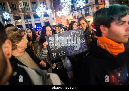 Malaga, Malaga, Espagne. 19Th Mar, 2018. Les femmes tenant un drapeau pendant qu'ils prennent part à une manifestation anti-fasciste sous le slogan ''Andalousie n'est pas place pour le fascisme'', contre la montée de l'extrême droite en politique en Andalousie. Un jour après les élections régionales en Andalousie, marquée par l'entrée du parti d'extrême droite de l'aile à la vox andalousie Parlement et la montée de partis de droite, la société civile, ont été appelés par les fronts populaires de prendre la rue pour protester contre la politique fasciste de l'extrême droite. Credit : Jésus Merida/SOPA Images/ZUMA/Alamy Fil Live News Banque D'Images