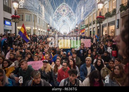 Malaga, Malaga, Espagne. 19Th Mar, 2018. Des gens assis sur la rue comme ils crier des slogans lors d'une manifestation anti-fasciste sous le slogan ''Andalousie n'est pas place pour le fascisme'', contre la montée de l'extrême droite en politique en Andalousie. Un jour après les élections régionales en Andalousie, marquée par l'entrée du parti d'extrême droite de l'aile à la vox andalousie Parlement et la montée de partis de droite, la société civile, ont été appelés par les fronts populaires de prendre la rue pour protester contre la politique fasciste de l'extrême droite. Credit : Jésus Merida/SOPA Images/ZUMA/Alamy Fil Live News Banque D'Images