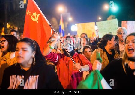 Malaga, Malaga, Espagne. 19Th Mar, 2018. Un manifestant est vu portant un drapeau communiste alors qu'il prend part à une manifestation anti-fasciste sous le slogan ''Andalousie n'est pas place pour le fascisme'', contre la montée de l'extrême droite en politique en Andalousie. Un jour après les élections régionales en Andalousie, marquée par l'entrée du parti d'extrême droite de l'aile à la vox andalousie Parlement et la montée de partis de droite, la société civile, ont été appelés par les fronts populaires de prendre la rue pour protester contre la politique fasciste de l'extrême droite. (Crédit Image : © Jésus Merida/SOPA Images via ZUMA Wi Banque D'Images