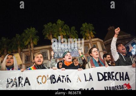 Malaga, Malaga, Espagne. 19Th Mar, 2018. Les gens criant des slogans qu'ils prennent part à une manifestation anti-fasciste sous le slogan ''Andalousie n'est pas place pour le fascisme'', contre la montée de l'extrême droite en politique en Andalousie. Un jour après les élections régionales en Andalousie, marquée par l'entrée du parti d'extrême droite de l'aile à la vox andalousie Parlement et la montée de partis de droite, la société civile, ont été appelés par les fronts populaires de prendre la rue pour protester contre la politique fasciste de l'extrême droite. Credit : Jésus Merida/SOPA Images/ZUMA/Alamy Fil Live News Banque D'Images