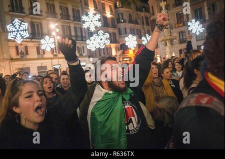 Malaga, Malaga, Espagne. 19Th Mar, 2018. Un manifestant lève son poing et criant des slogans qu'il prend part à une manifestation anti-fasciste sous le slogan ''Andalousie n'est pas place pour le fascisme'', contre la montée de l'extrême droite en politique en Andalousie. Un jour après les élections régionales en Andalousie, marquée par l'entrée du parti d'extrême droite de l'aile à la vox andalousie Parlement et la montée de partis de droite, la société civile, ont été appelés par les fronts populaires de prendre la rue pour protester contre la politique fasciste de l'extrême droite. (Crédit Image : © Jésus Merida/SOPA Images via ZUMA Wi Banque D'Images