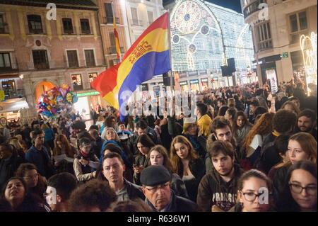 Malaga, Malaga, Espagne. 19Th Mar, 2018. Un drapeau républicain est perçu comme agitant manifestants participent à une manifestation anti-fasciste sous le slogan ''Andalousie n'est pas place pour le fascisme'', contre la montée de l'extrême droite en politique en Andalousie. Un jour après les élections régionales en Andalousie, marquée par l'entrée du parti d'extrême droite de l'aile à la vox andalousie Parlement et la montée de partis de droite, la société civile, ont été appelés par les fronts populaires de prendre la rue pour protester contre la politique fasciste de l'extrême droite. Credit : Jésus Merida/SOPA Images/ZUMA/Alamy Fil Live News Banque D'Images