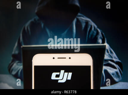 Hong Kong, Chine. 22 Nov, 2018. La technologie chinoise société drone DJI logo est vu sur un appareil mobile Android avec une figure de hacker dans l'arrière-plan. Credit : Miguel Candela/SOPA Images/ZUMA/Alamy Fil Live News Banque D'Images