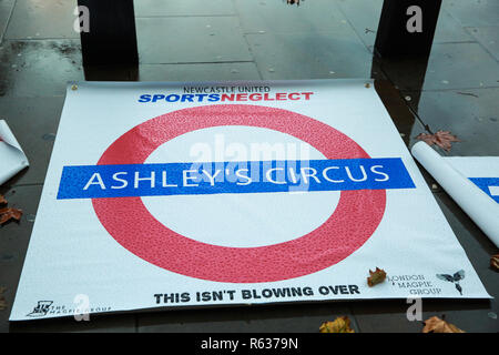 Londres, Royaume-Uni. 3 Décembre, 2018. Une bannière utilisée par Newcastle United supporters pour protester contre Mike Ashley est propriétaire du club de football à l'occasion de lui rendre témoignage à un comité parlementaire. M. Ashley aujourd'hui suggère que des pourparlers sont en cours pour lui de vendre le club. Credit : Mark Kerrison/Alamy Live News Banque D'Images