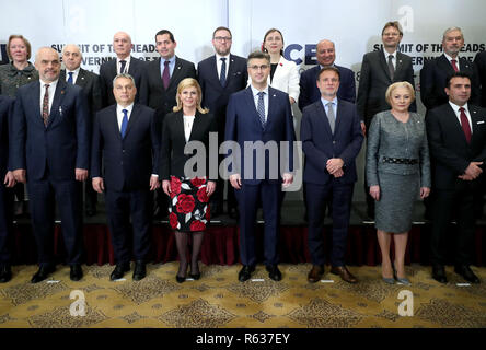 Zagreb, Croatie. 19Th Mar, 2018. Le Président croate Kolinda Grabar-Kitarovic (avant, 3e L), Premier ministre croate Andrej Plenkovic (avant, 4e à gauche) et le président du parlement croate Gordan Jandrokovic (avant, 3e R) posent pour une photo de groupe avec les participants de l'Initiative centre-européenne (ICE) sommet à Zagreb, Croatie, le 3 décembre 2018. Le sommet de deux jours de l'Initiative de l'Europe centrale a commencé ici lundi. Premiers ministres du 6 nations européennes et d'autres représentants sont venus pour discuter de questions de sécurité et d'économie. Crédit : Igor Kralj/Xinhua/Alamy Live News Banque D'Images