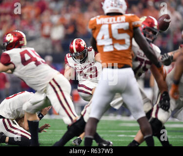 Arlington, Texas, USA. 1er décembre 2018. Oklahoma Sooners place kicker Austin Seibert (43) Un coup d'objectif sur le terrain au cours de la première moitié du championnat NCAA Football 12 gros match entre l'Université du Texas et l'Université d'Oklahoma Sooners à AT&T Stadium à Arlington, au Texas. Shane Roper/CSM/Alamy Live News Banque D'Images