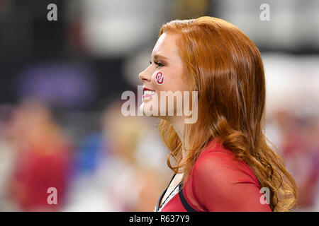 Arlington, Texas, USA. 1er décembre 2018. Membre de l'équipe de l'Oklahoma Sooners cheer avant le grand championnat NCAA Football 12 match entre l'Université du Texas et l'Université d'Oklahoma Sooners à AT&T Stadium à Arlington, au Texas. Shane Roper/CSM/Alamy Live News Banque D'Images