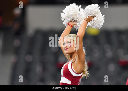 Arlington, Texas, USA. 1er décembre 2018. Membre de l'équipe de l'Oklahoma Sooners cheer avant le grand championnat NCAA Football 12 match entre l'Université du Texas et l'Université d'Oklahoma Sooners à AT&T Stadium à Arlington, au Texas. Shane Roper/CSM/Alamy Live News Banque D'Images