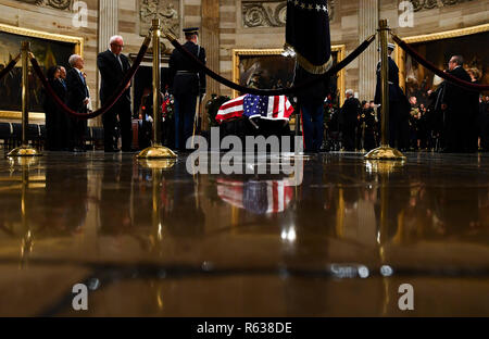 Les gens paient leurs égards près du cercueil recouvert du drapeau de l'ancien président George H. W. Bush dans la rotonde du Capitole à Washington, DC, le 3 décembre 2018. - Le corps de l'ancien président George H. W. Bush se rendra à partir de Houston à Washington, où il résidera dans la région à l'US Capitol au mercredi matin. Bush, qui est mort le 30 novembre, sera de retour à Houston pour son enterrement jeudi. (Photo par Brendan Smialowski/Piscine/AFP) | conditions dans le monde entier Banque D'Images